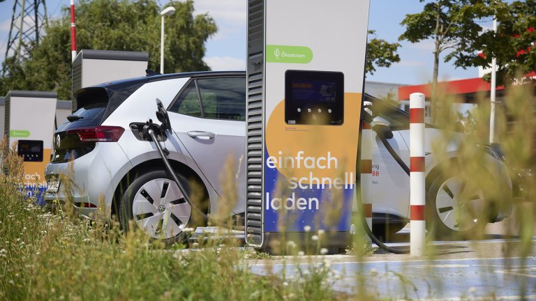 Ein Elektroauto wird gerade geladen