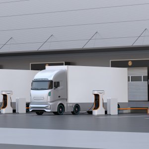 mehrere E-Lkw laden am Depot