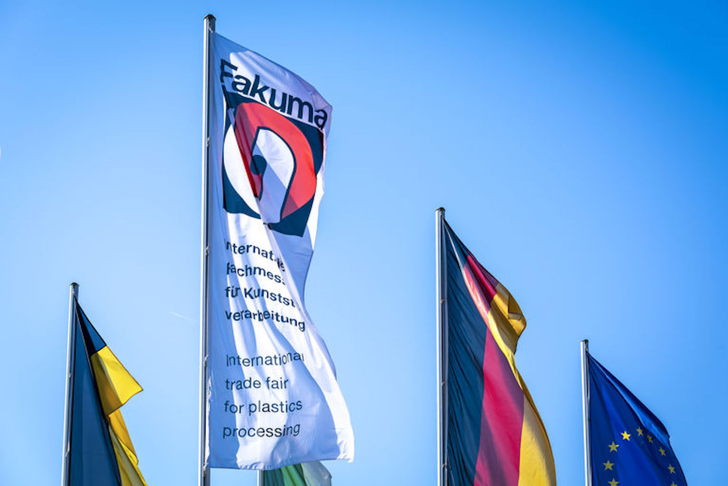 Wehende Fahnen mit Fakuma-Logo