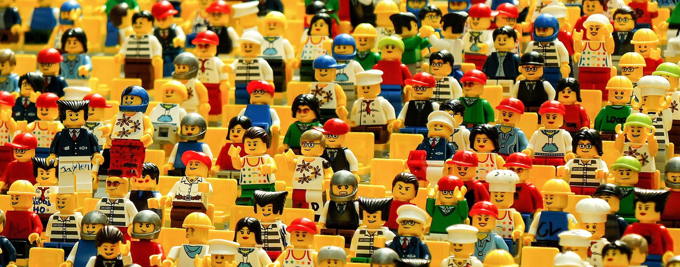 Legofiguren wie auf Zuschauertribühne