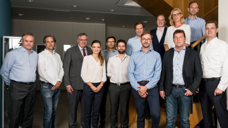Beirat des Clusters Energietechnik Clusterbeirat vor Gebäudeeingang