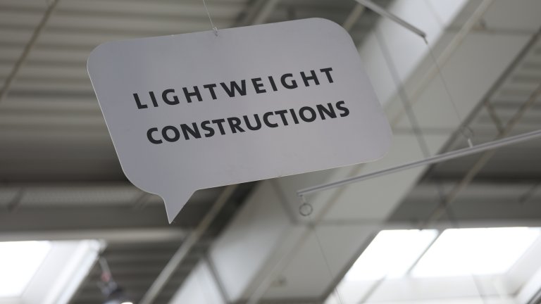 Schild mit Text "Lightweight Construction"