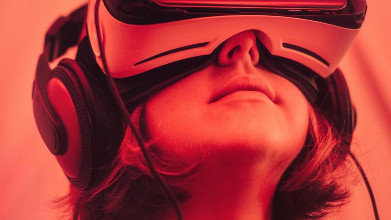 Frau mit VR Brille