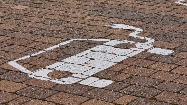 E-Auto auf Pflastersteinen E-Auto auf Pflastersteinen