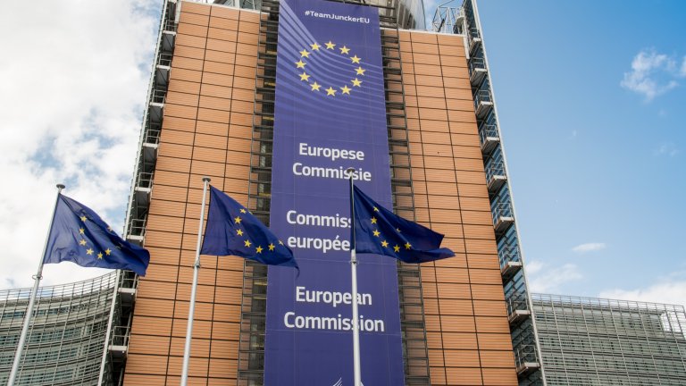 EU Fahnen vor der Kommission in Brüssel