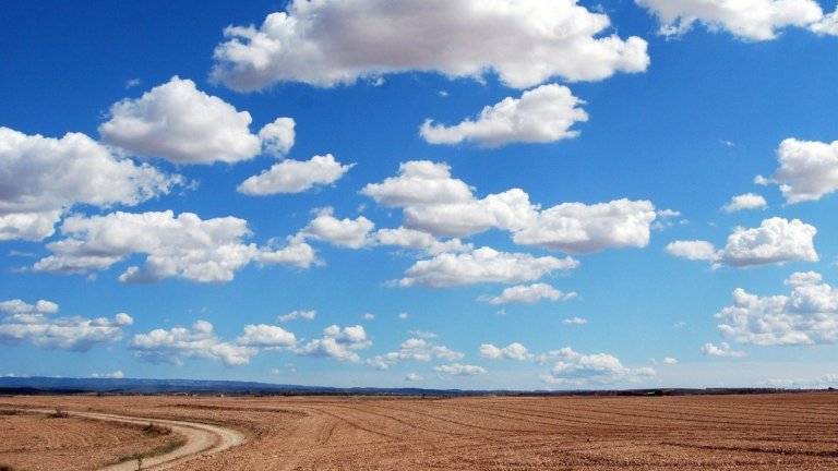 Bewölkter Himmel über ein Feld