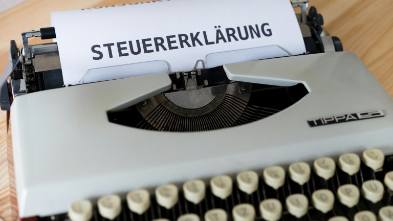 Schreibmaschine "Steuererklärung"