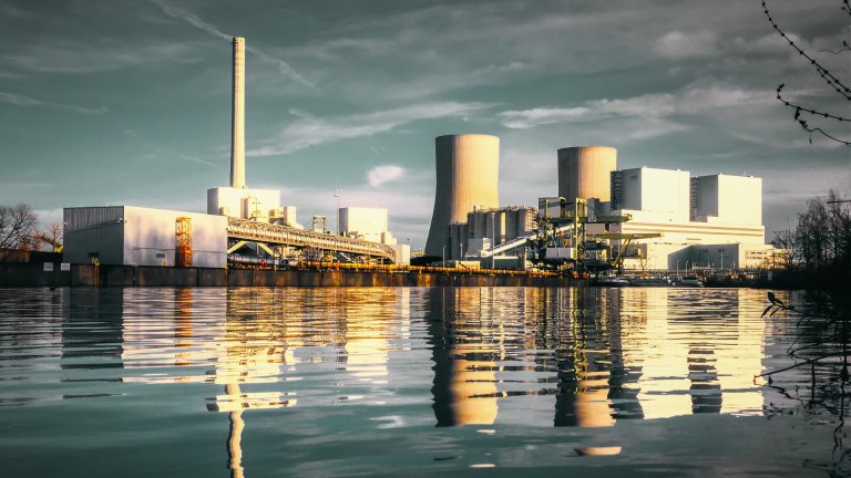 Industriegelände hinter Wasser
