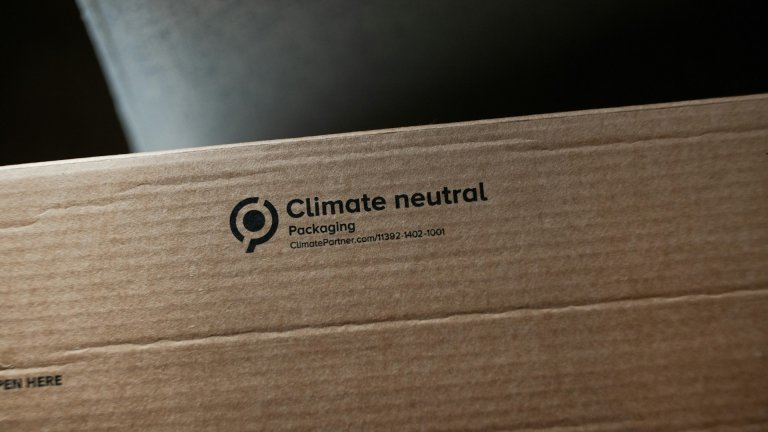 Pappkarton mit Aufschrift climate neutral Pappkarton mit Aufschrift climate neutral
