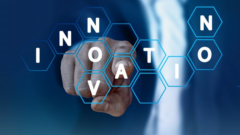 Zeigefinger zeigt auf Bildschirm mit dem Wort Innovation