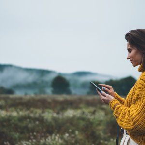 Frau mit Smartphone in der Natur