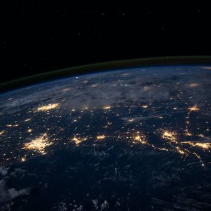 Sicht auf Erde bei Nacht aus Weltraum mit beleuchteten Städten